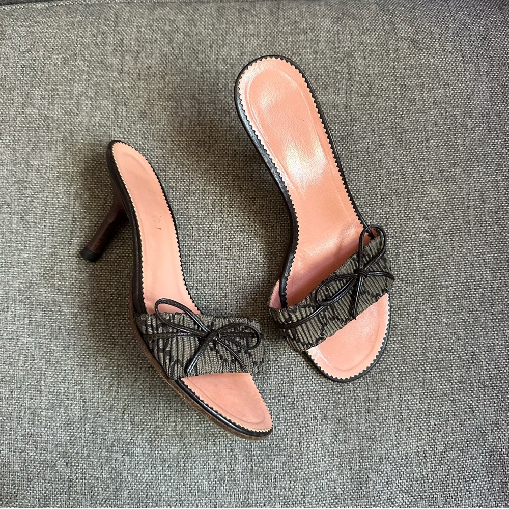 Vintage Gucci ‘GG’ bow sandals/heels